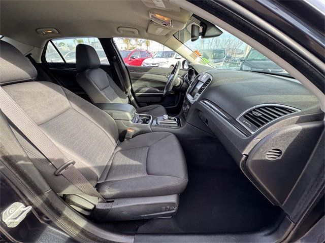 2019 Chrysler 300 Touring - 22786032 - 10