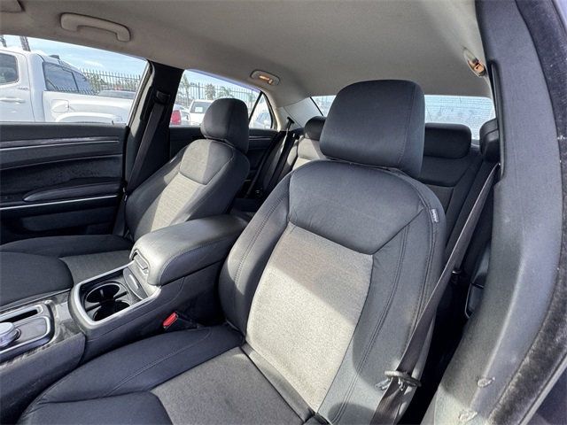 2019 Chrysler 300 Touring - 22786032 - 15