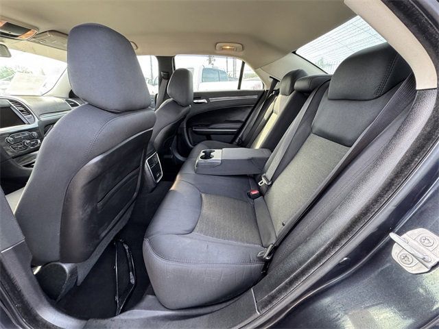 2019 Chrysler 300 Touring - 22786032 - 17