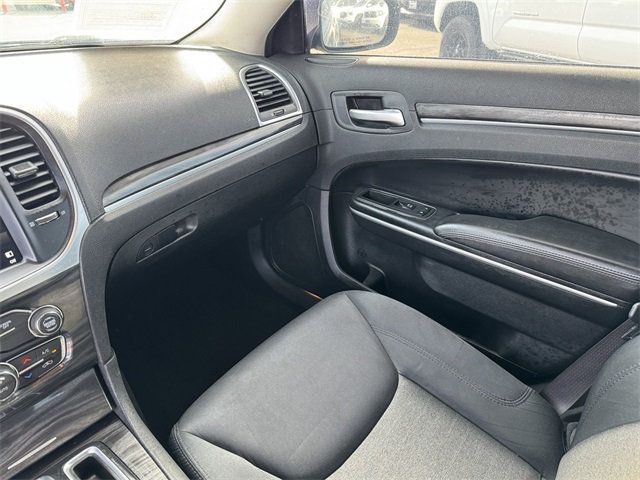 2019 Chrysler 300 Touring - 22786032 - 25