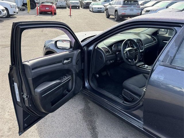 2019 Chrysler 300 Touring - 22786032 - 32