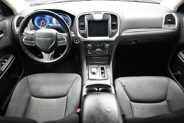 2019 Chrysler 300 Touring - 23071752 - 13