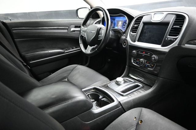 2019 Chrysler 300 Touring - 23071752 - 16