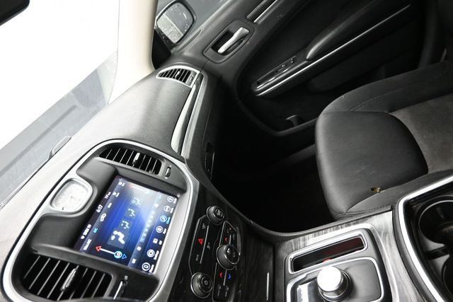 2019 Chrysler 300 Touring - 23071752 - 19