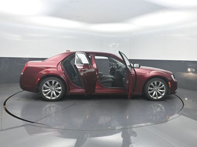 2019 Chrysler 300 Touring - 23071752 - 34