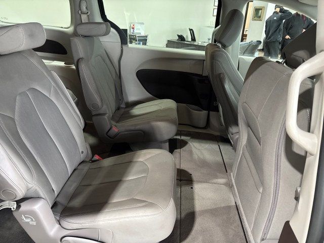 2019 Chrysler Pacifica Touring - 22734185 - 16