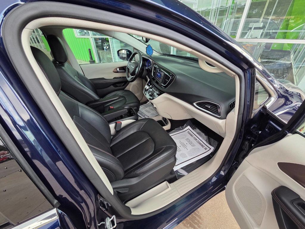 2019 Chrysler Pacifica Touring L photo 17