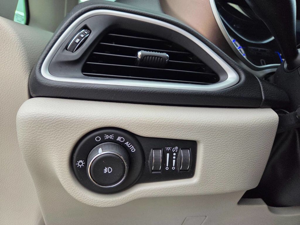 2019 Chrysler Pacifica Touring L photo 27