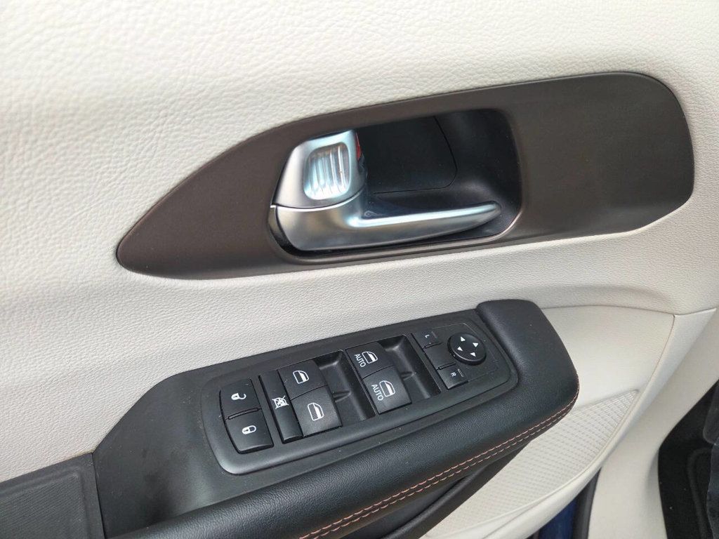 2019 Chrysler Pacifica Touring L photo 28