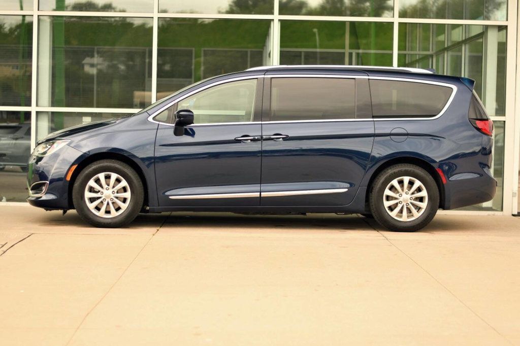 2019 Chrysler Pacifica Touring L photo 2