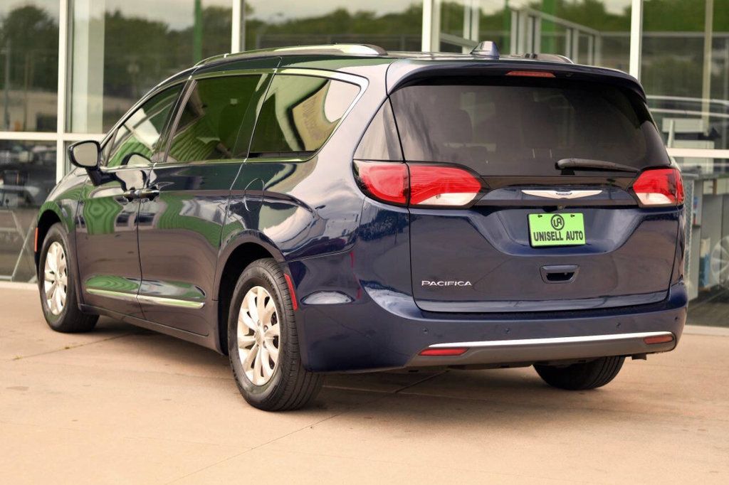 2019 Chrysler Pacifica Touring L photo 3