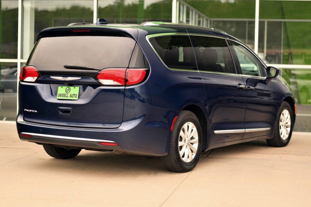 2019 Chrysler Pacifica Touring L photo 5