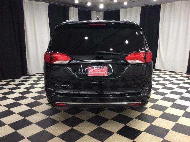 2019 Chrysler Pacifica Touring L Plus - 22715330 - 4