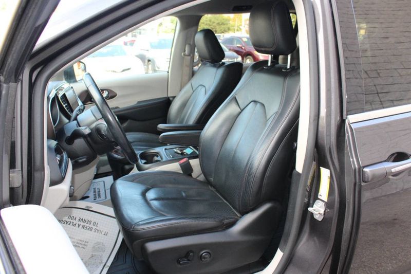 2019 Chrysler Pacifica Touring L Plus 4dr Mini Van - 22915520 - 10