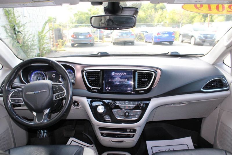 2019 Chrysler Pacifica Touring L Plus 4dr Mini Van - 22915520 - 28