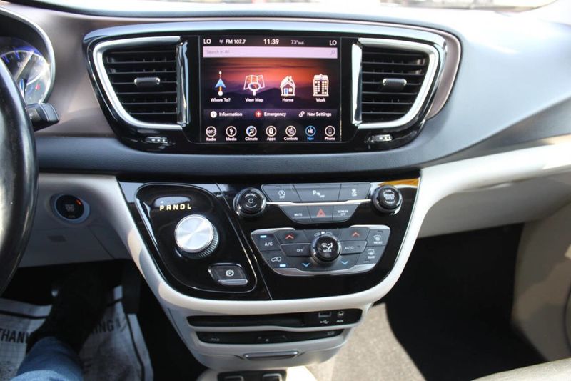 2019 Chrysler Pacifica Touring L Plus 4dr Mini Van - 22916535 - 32