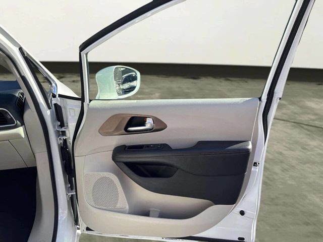 2019 Chrysler Pacifica Touring L Plus 4dr Mini Van - 23042994 - 18