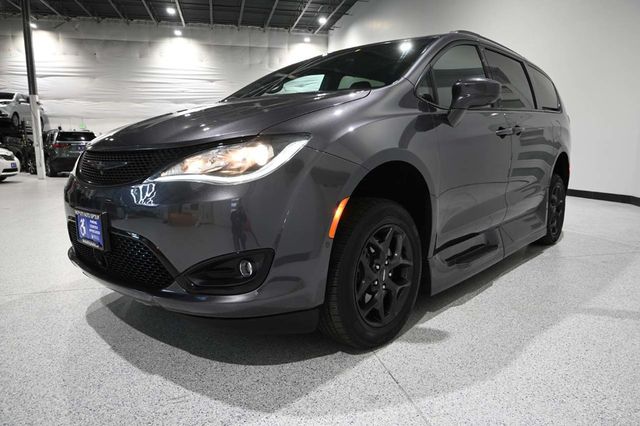 2019 Chrysler Pacifica Touring L Plus Handicap Mobility Van - 23065625 - 9