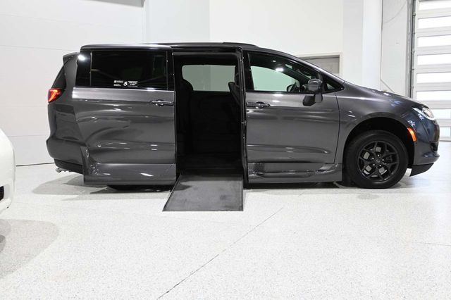 2019 Chrysler Pacifica Touring L Plus Handicap Mobility Van - 23065625 - 16