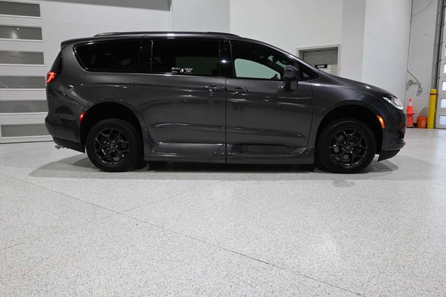 2019 Chrysler Pacifica Touring L Plus Handicap Mobility Van - 23065625 - 4