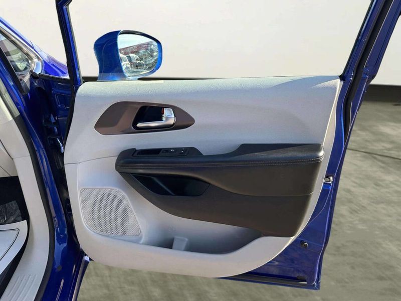 2019 Chrysler Pacifica Touring Plus FWD - 22963916 - 19