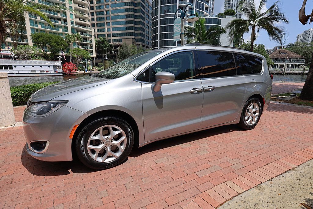 2019 Chrysler Pacifica Touring Plus photo 11