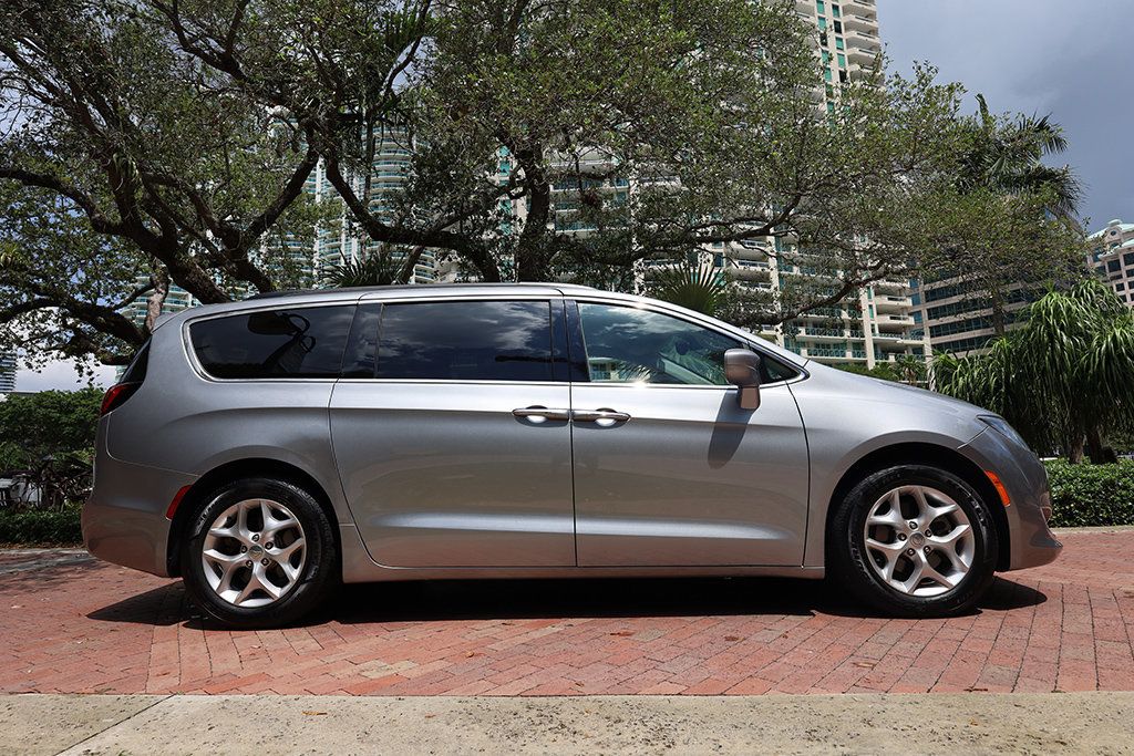 2019 Chrysler Pacifica Touring Plus photo 19