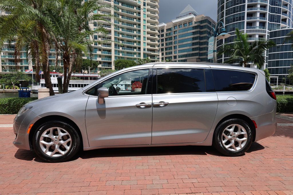 2019 Chrysler Pacifica Touring Plus photo 2