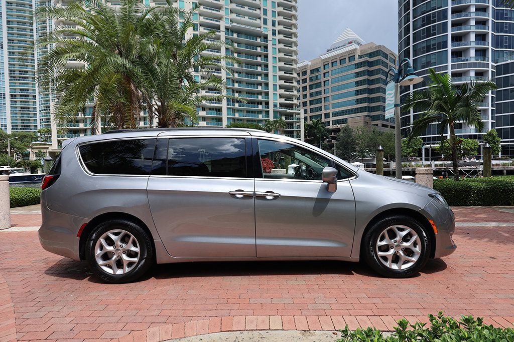 2019 Chrysler Pacifica Touring Plus photo 3