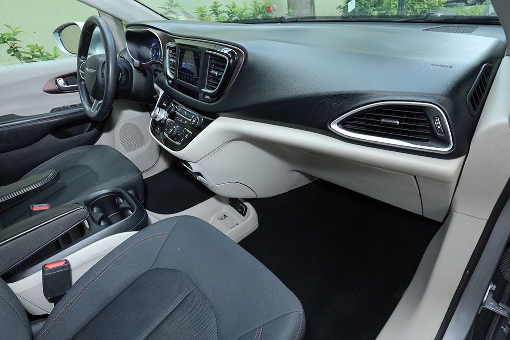 2019 Chrysler Pacifica Touring Plus photo 32