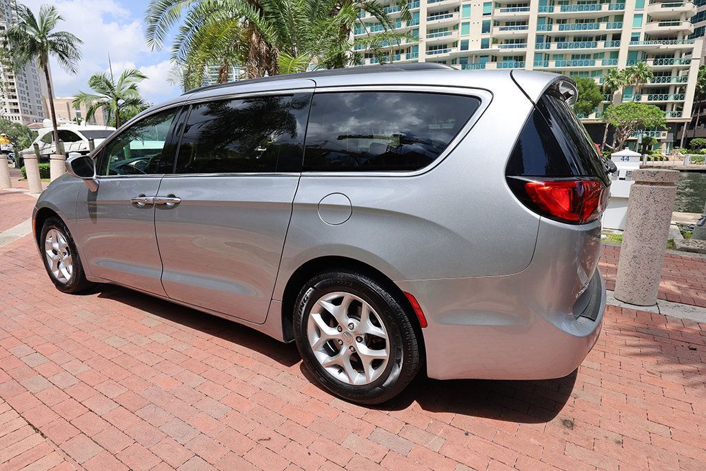 2019 Chrysler Pacifica Touring Plus photo 4