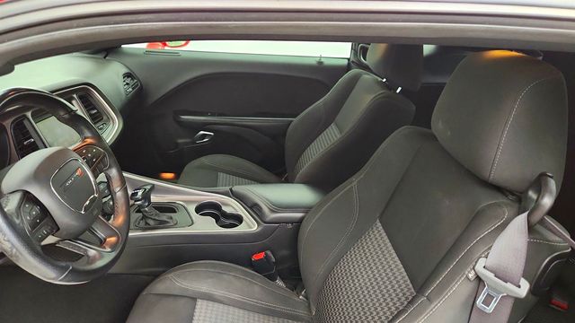 2019 Dodge Challenger SXT RWD w/ Blacktop Package - 23001283 - 17