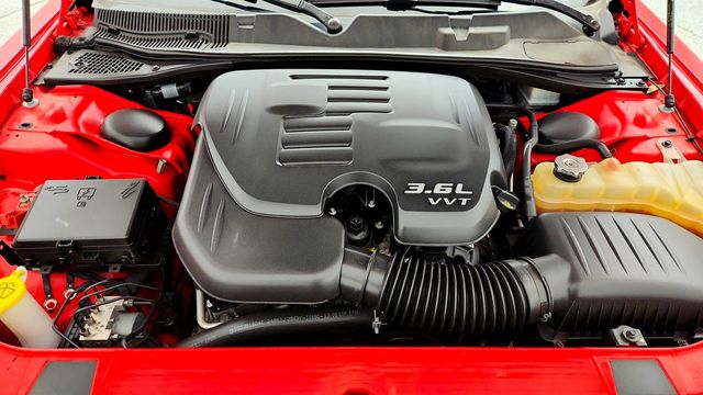 2019 Dodge Challenger SXT RWD w/ Blacktop Package - 23001283 - 23