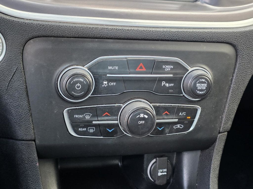 2019 Dodge Charger SXT photo 17