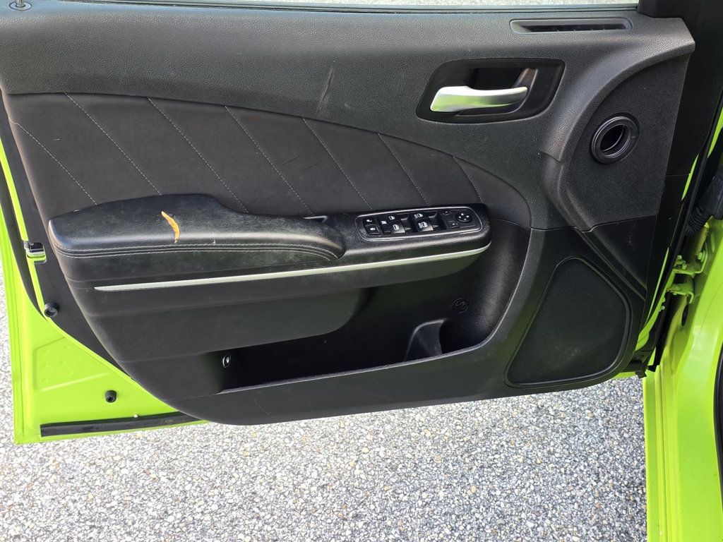 2019 Dodge Charger SXT photo 25