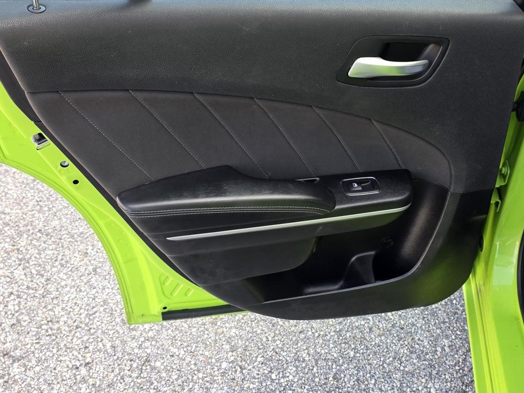 2019 Dodge Charger SXT photo 26
