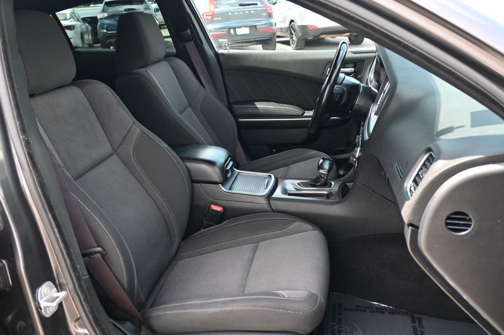 2019 Dodge Charger SXT photo 13