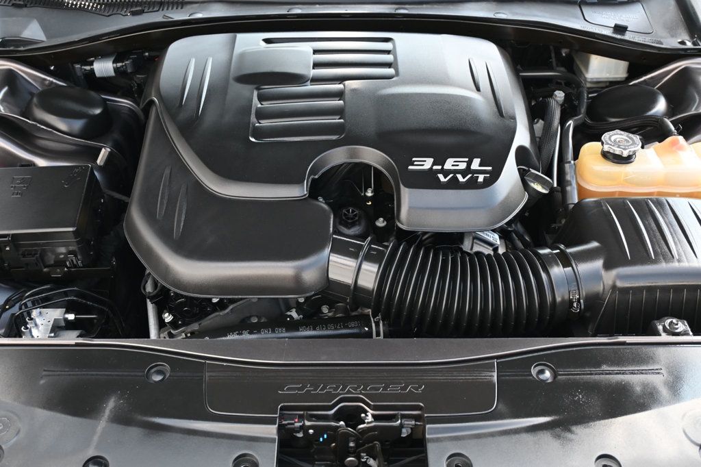 2019 Dodge Charger SXT photo 15