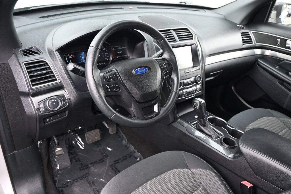 Ford Explorer photo 8
