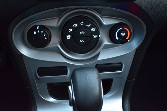 2019 Ford Fiesta SE Sedan - 22947182 - 34