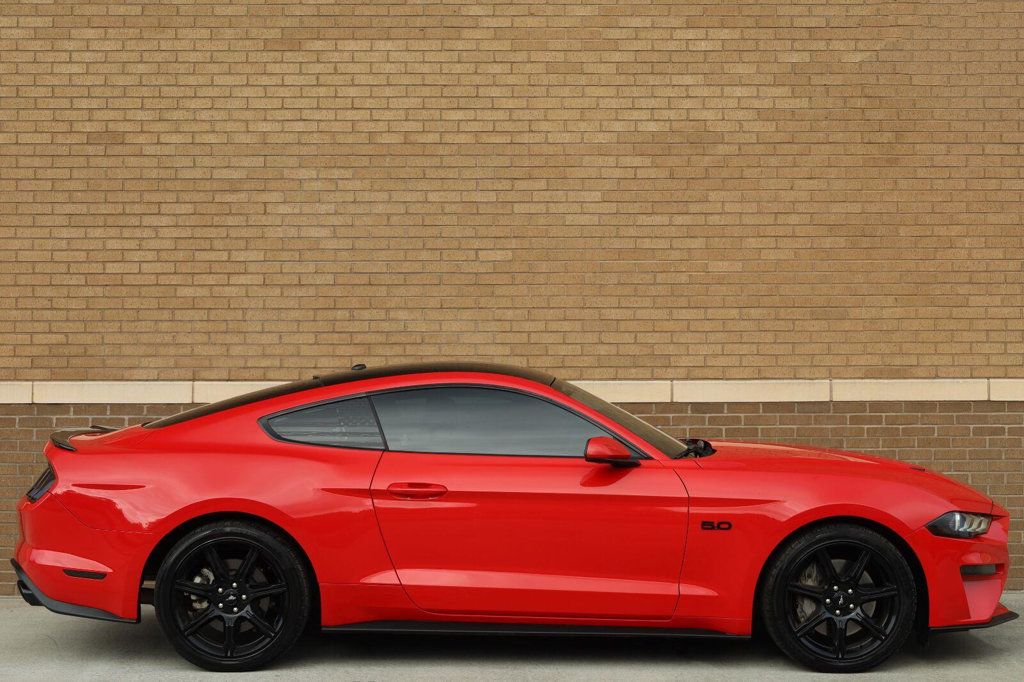 Ford Mustang photo 2
