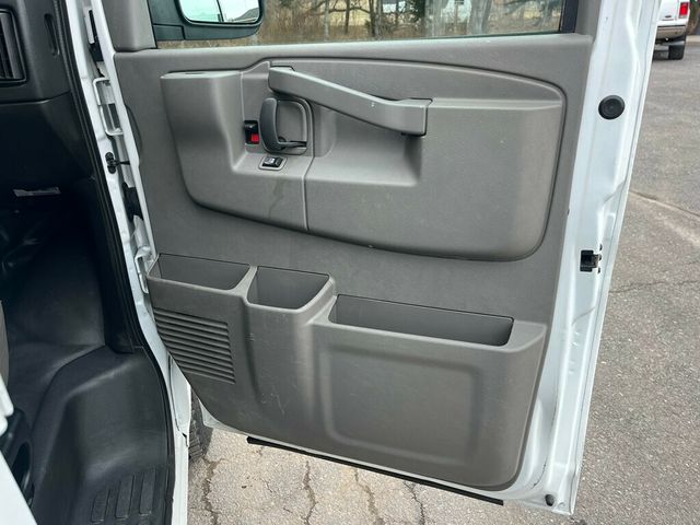 2019 GMC Savana Cargo Van Mini Duramax turbo Diesel Work Van  - 22986902 - 16