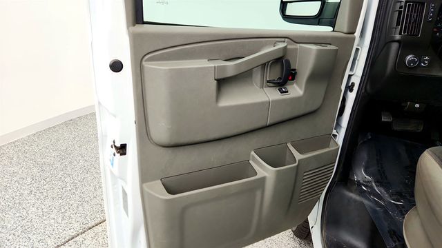 2019 GMC Savana Cargo Van RWD 2500 135'' with 6.0L V8 FlexFuel Engine & Bulkhead - 23002754 - 9