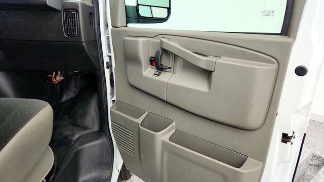 2019 GMC Savana Cargo Van RWD 2500 135'' with 6.0L V8 FlexFuel Engine & Bulkhead - 23002754 - 27