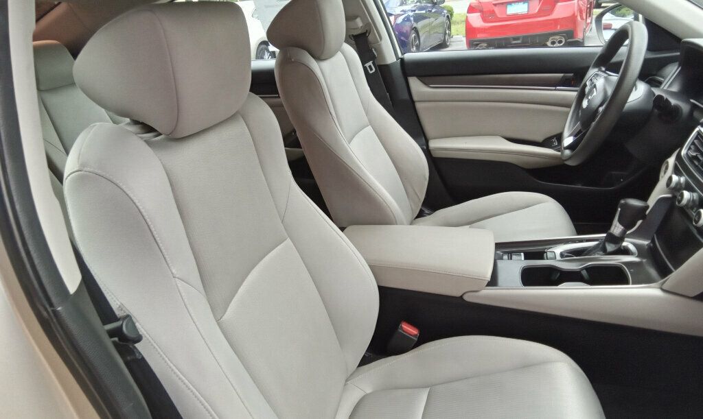 2019 Honda Accord LX 1.5T photo 10