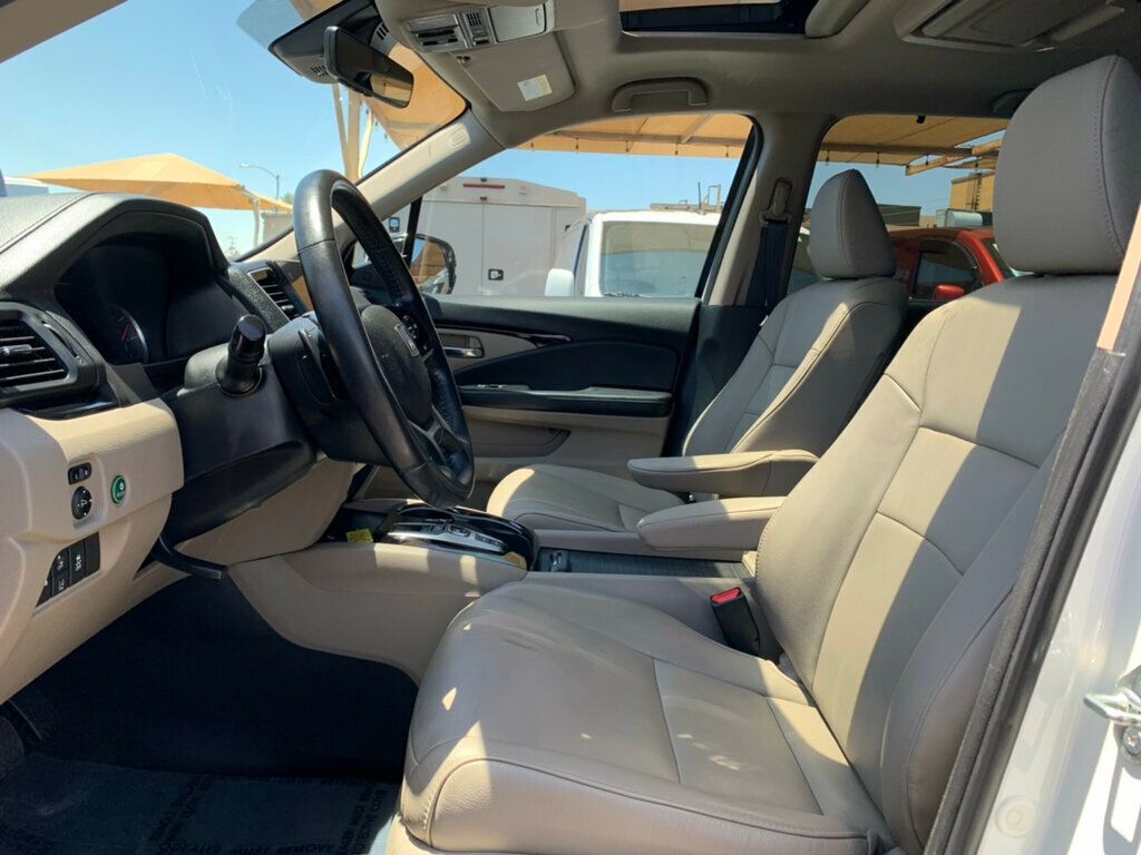 2019 Honda Pilot Touring 7-Passenger 2WD Low Miles - 23030162 - 19
