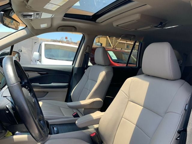 2019 Honda Pilot Touring 7-Passenger 2WD Low Miles - 23030162 - 20