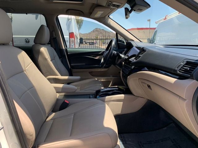 2019 Honda Pilot Touring 7-Passenger 2WD Low Miles - 23030162 - 24