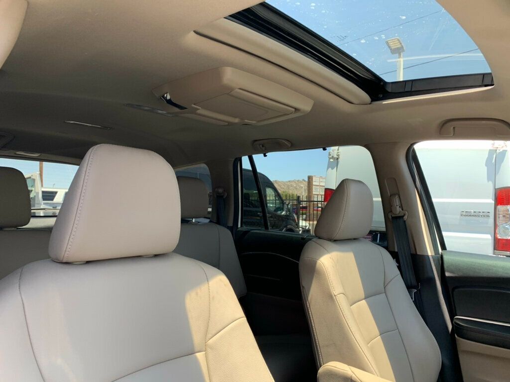 2019 Honda Pilot Touring 7-Passenger 2WD Low Miles - 23030162 - 26