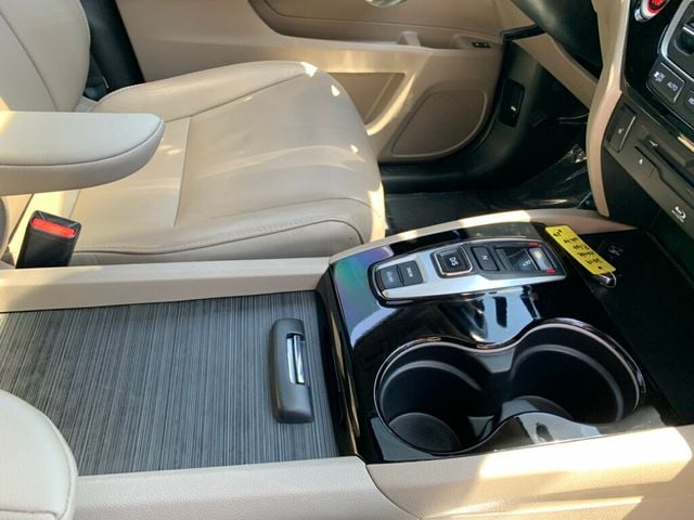 2019 Honda Pilot Touring 7-Passenger 2WD Low Miles - 23030162 - 28